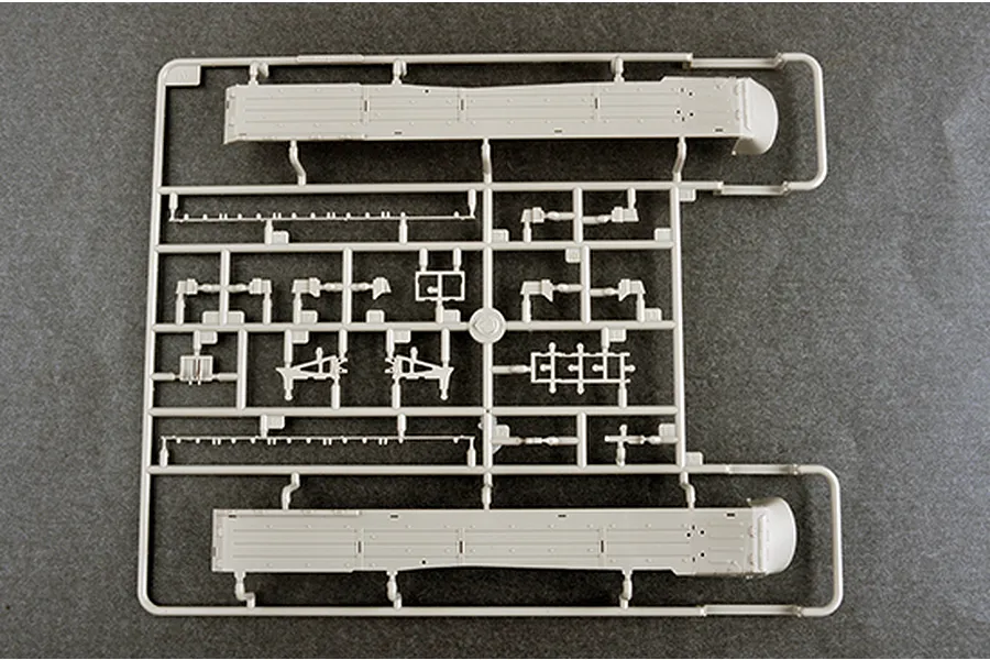 Trumpeter 1/35 Russian T-80BVM Battle Tank Scaled Plastic Model Kit image 50067