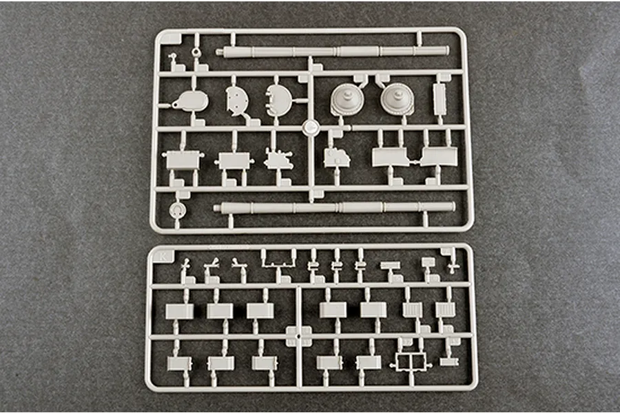 Trumpeter 1/35 Russian T-80BVM Battle Tank Scaled Plastic Model Kit image 50071
