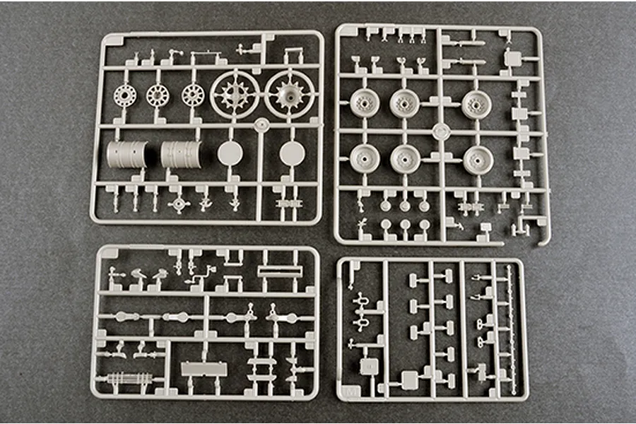 Trumpeter 1/35 Russian T-80BVM Battle Tank Scaled Plastic Model Kit image 50072