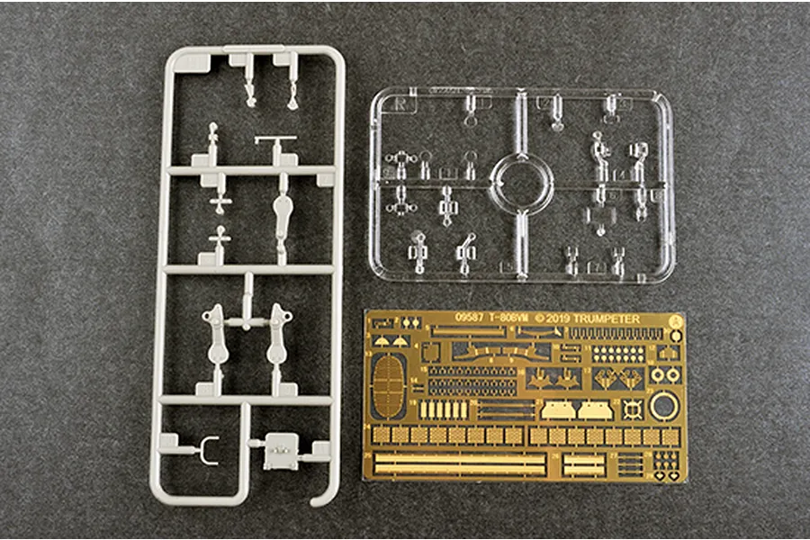 Trumpeter 1/35 Russian T-80BVM Battle Tank Scaled Plastic Model Kit image 50074