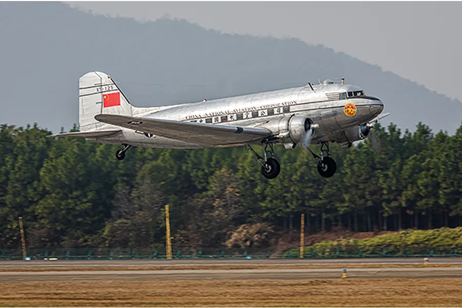 Trumpeter 1/48 CNAC N41CQ Douglas DC-3 Transport Plane Scaled Plastic Model Kit image 50144