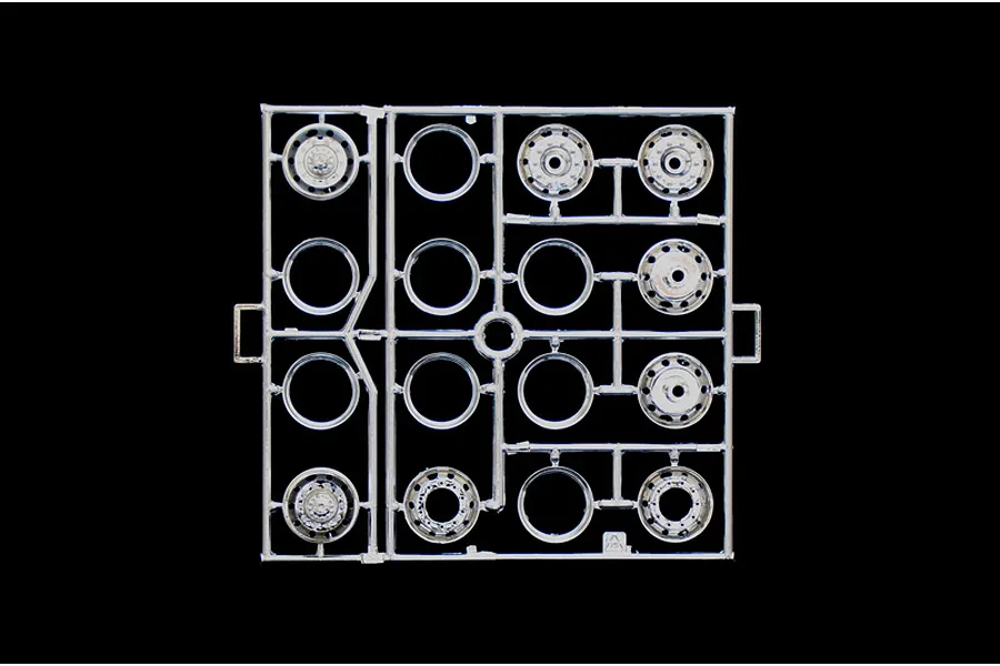 Italeri 1/24 Scania 143M Topline 4x2 Semi-Truck Scaled Plastic Model Kit image 59204