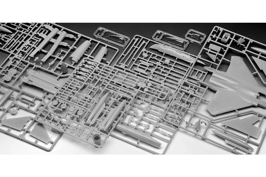 Grey plastic model kit sprues for a 1/72 scale F-15E Strike Eagle, showing various aircraft parts attached to frames.