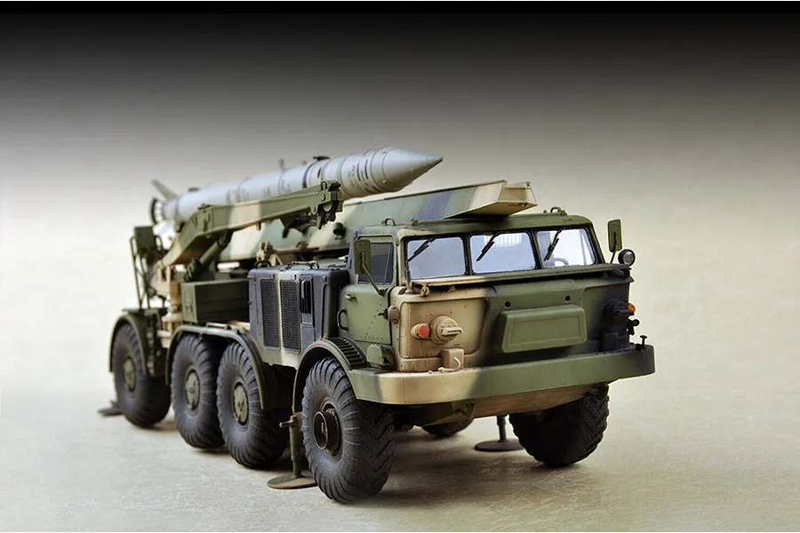 Trumpeter 1/72 Russian 9P113 TEL w/ 9M21 Rocket of 9K52 Luna-M SSM (FROG-7) Scaled Plastic Model Kit image 74320