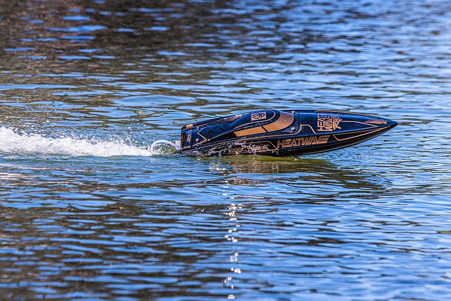 Pro Boat Recoil 2 V2 26&amp;quot; RC Speed Boat Brushless Deep-V RTR - Heat Wave Black image 83008
