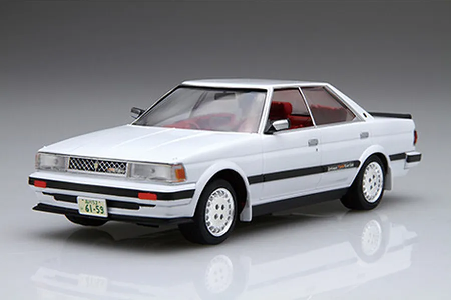 A 1/24 scale plastic model kit of a white Toyota Chaser GX71, featuring a detailed red interior and Japanese license plate.