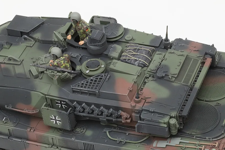 Tamiya 1/35 Leopard 2 A7V Tank Scaled Plastic Model Kit image 93848