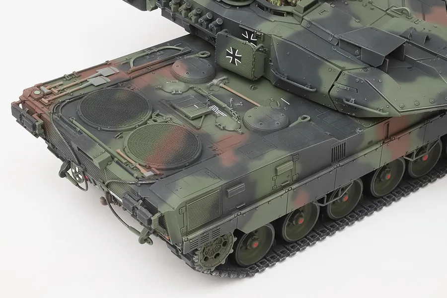 Tamiya 1/35 Leopard 2 A7V Tank Scaled Plastic Model Kit image 93849